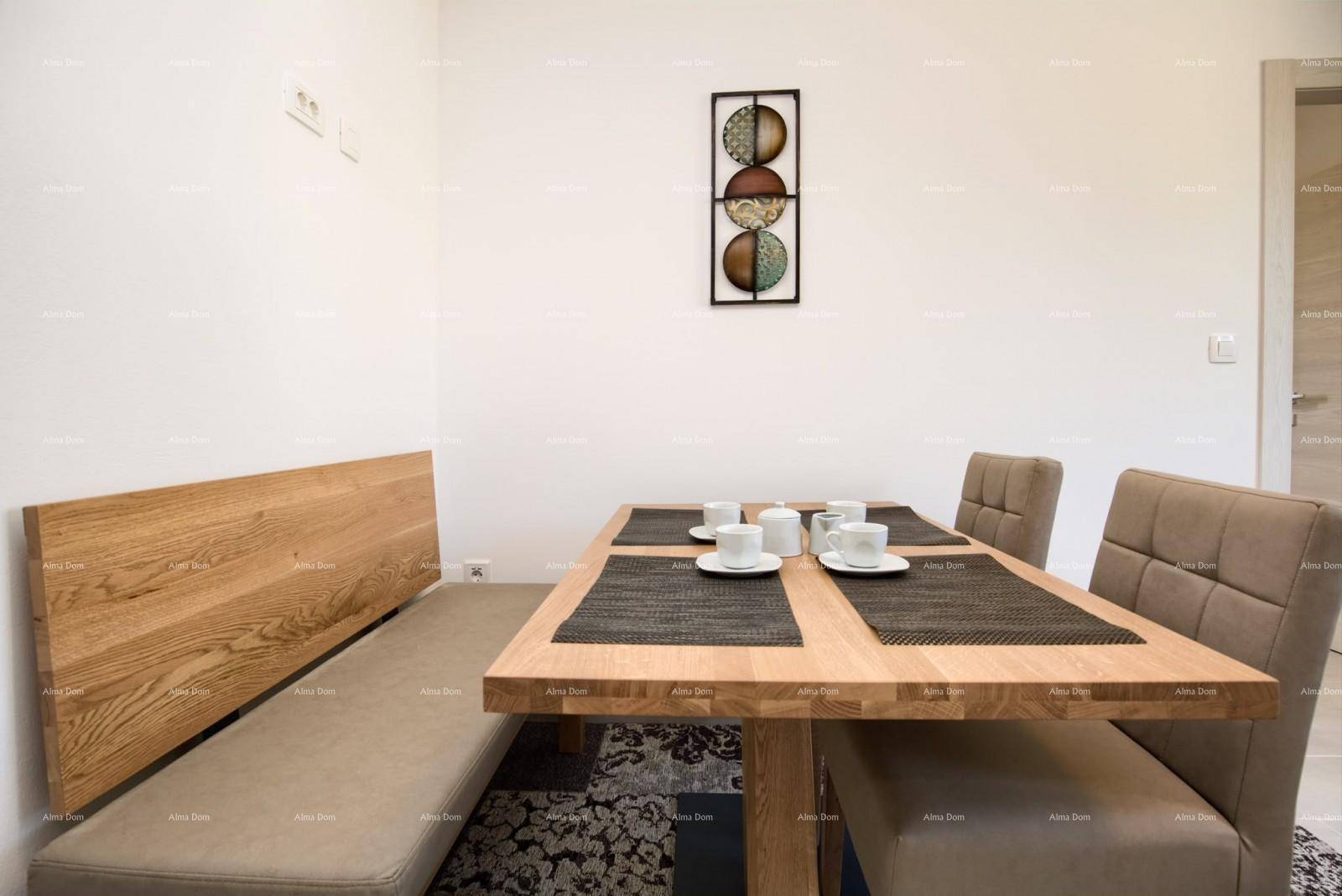 Heller Essbereich mit Holztisch, Sitzbank und bequemen Stühlen, dekoriert mit Wandkunst.