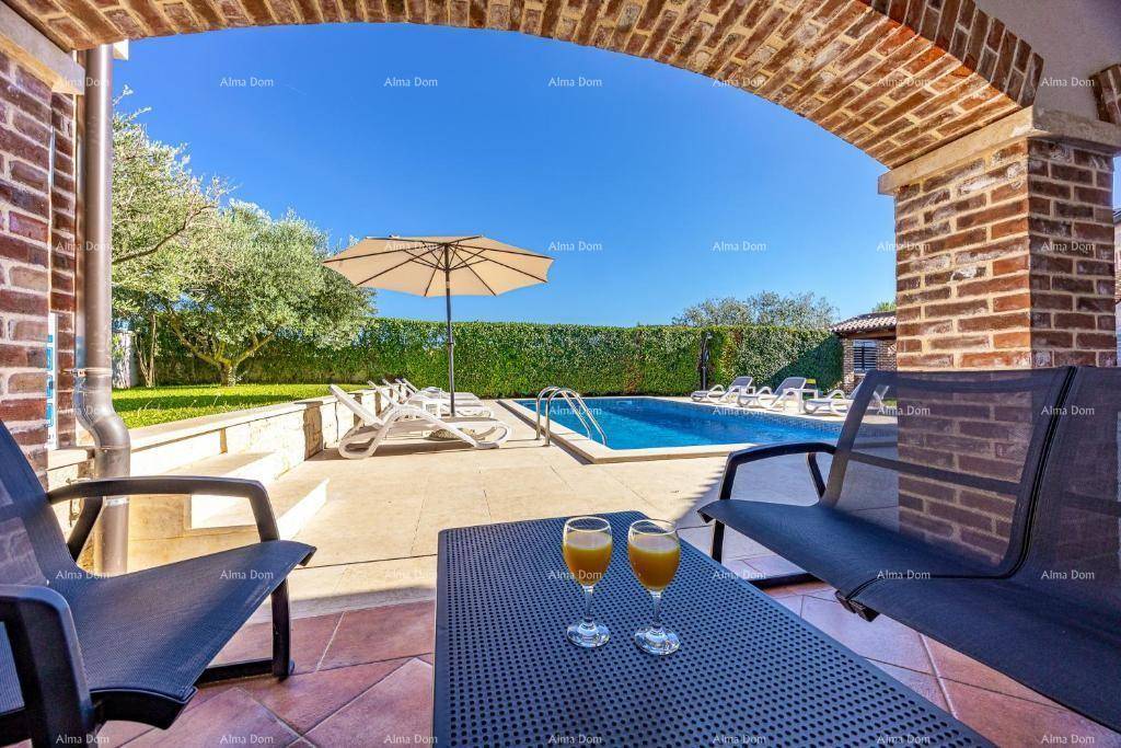 Gemütliche überdachte Terrasse mit Sitzgelegenheiten und Blick auf den Poolbereich.