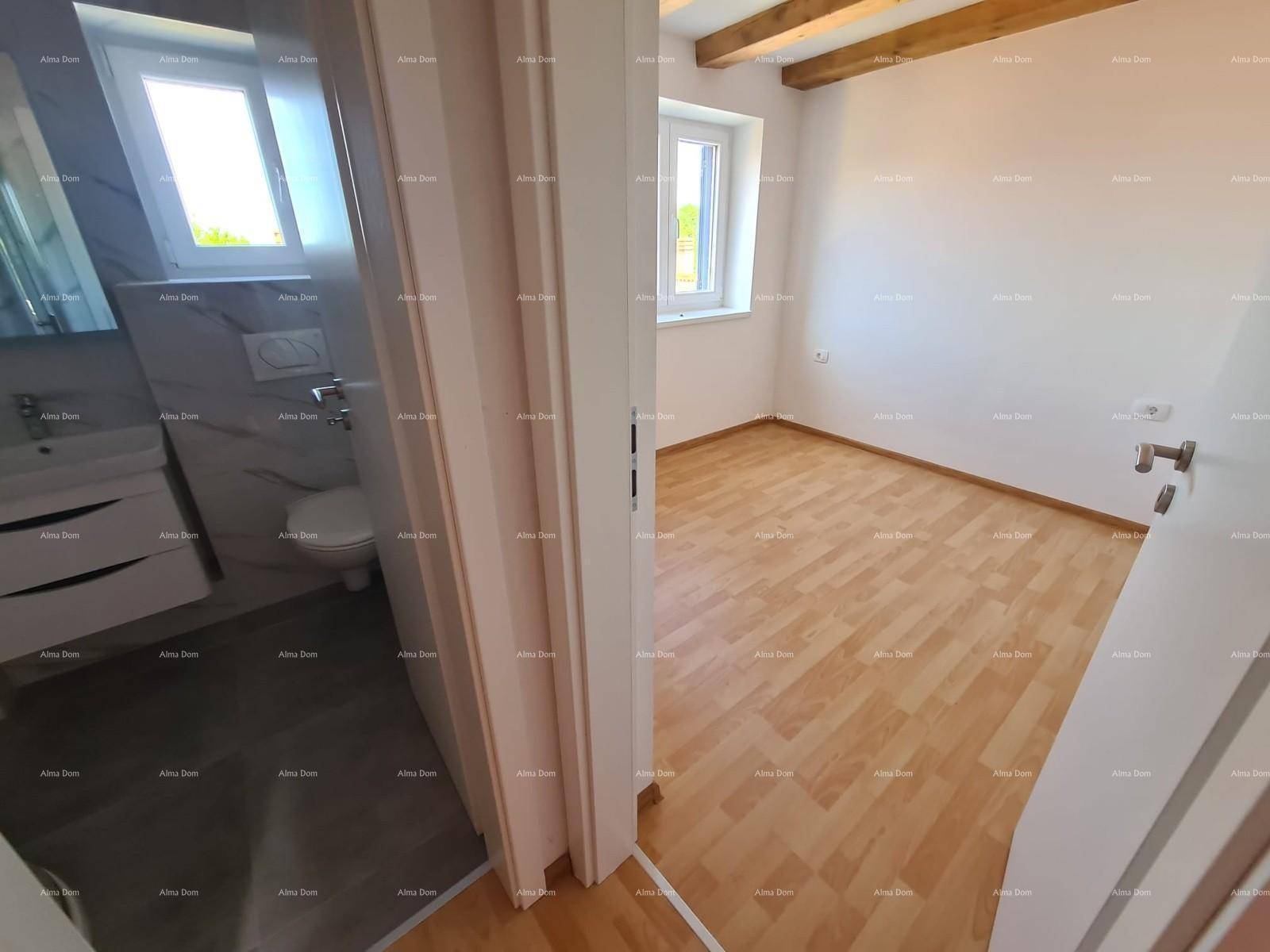 Flur mit Zugang zu einem Schlafzimmer und einem modernen Badezimmer.