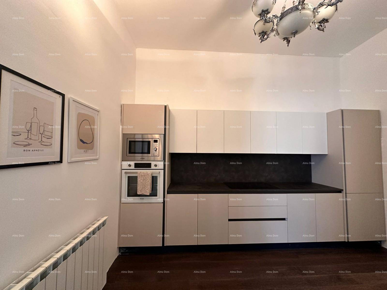 Moderne Einbauküche mit hellen Fronten, dunkler Arbeitsplatte und integriertem Backofen und Mikrowelle.