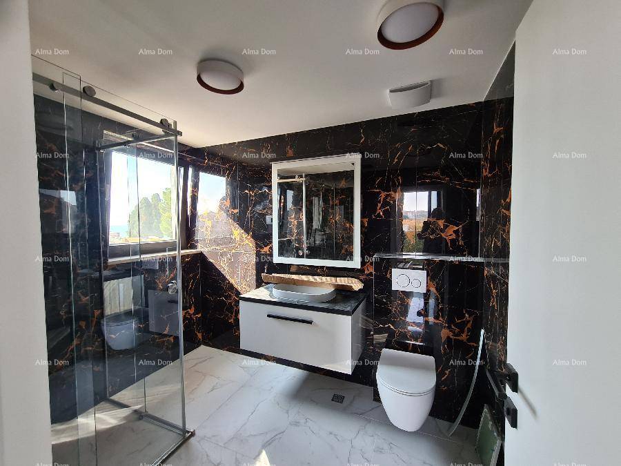 Modernes Badezimmer mit dunklen Marmorfliesen, begehbarer Dusche und elegantem Waschtisch.
