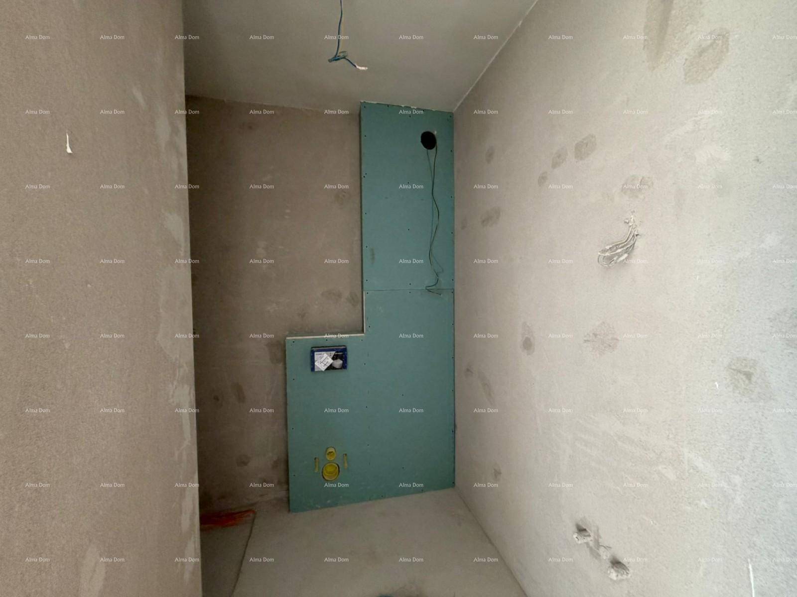Kleiner Rohbau-Raum, vorbereitet für ein Badezimmer mit sichtbaren Installationen und Trockenbauwänden.