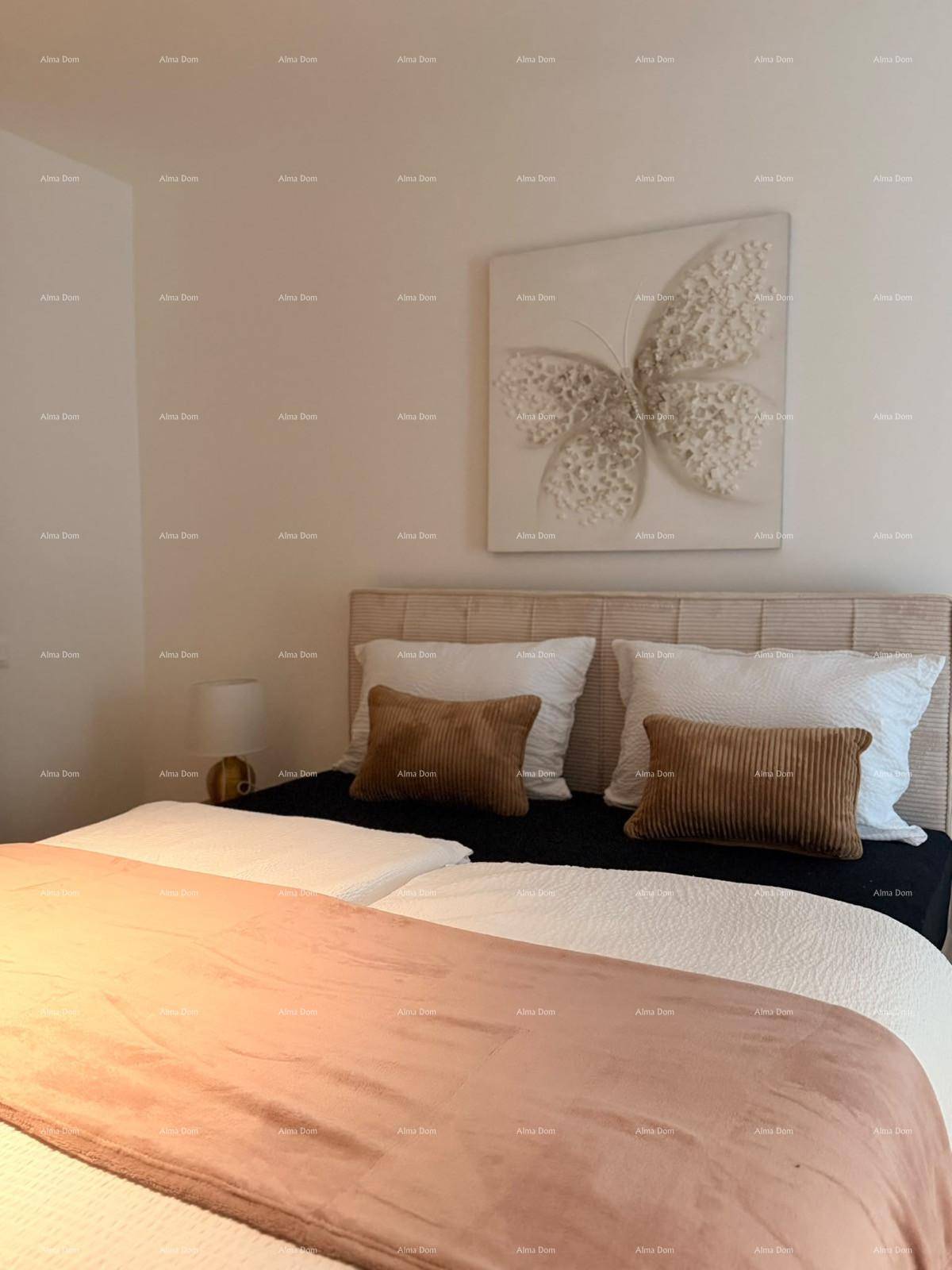 Helles Schlafzimmer mit zwei Einzelbetten, Nachttisch und dekorativem Bild an der Wand.