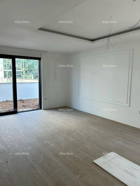 Geräumiger Wohnbereich im Bau mit hellem Holzboden, großen Schiebetüren und Wandverzierungen.