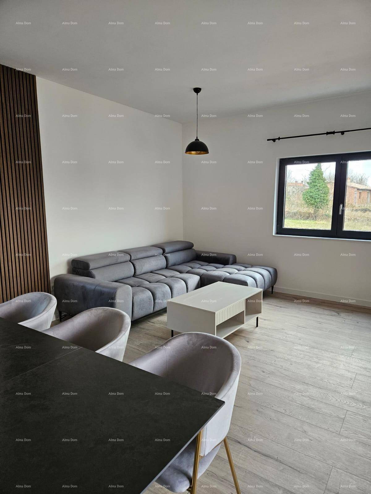 Offener Wohn- und Essbereich mit modernem Sofa, Esstisch und Holzakzentwand.