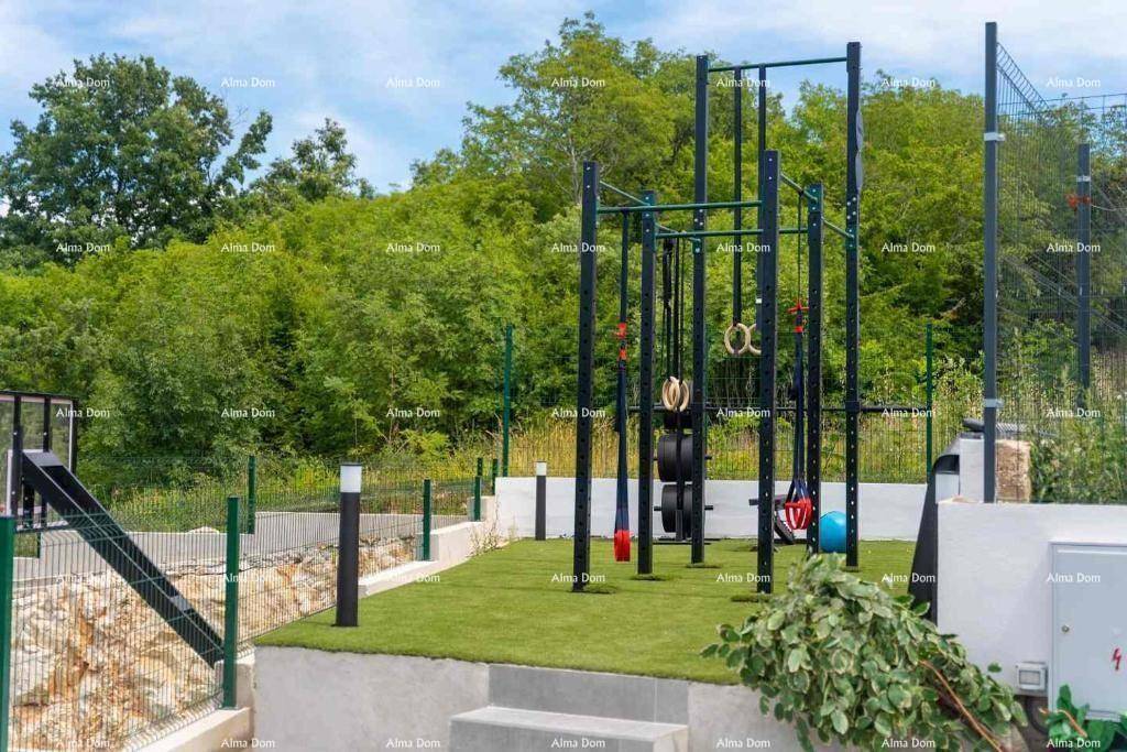 Outdoor-Fitnessbereich mit verschiedenen Geräten für Kraft- und Körpergewichtsübungen.
