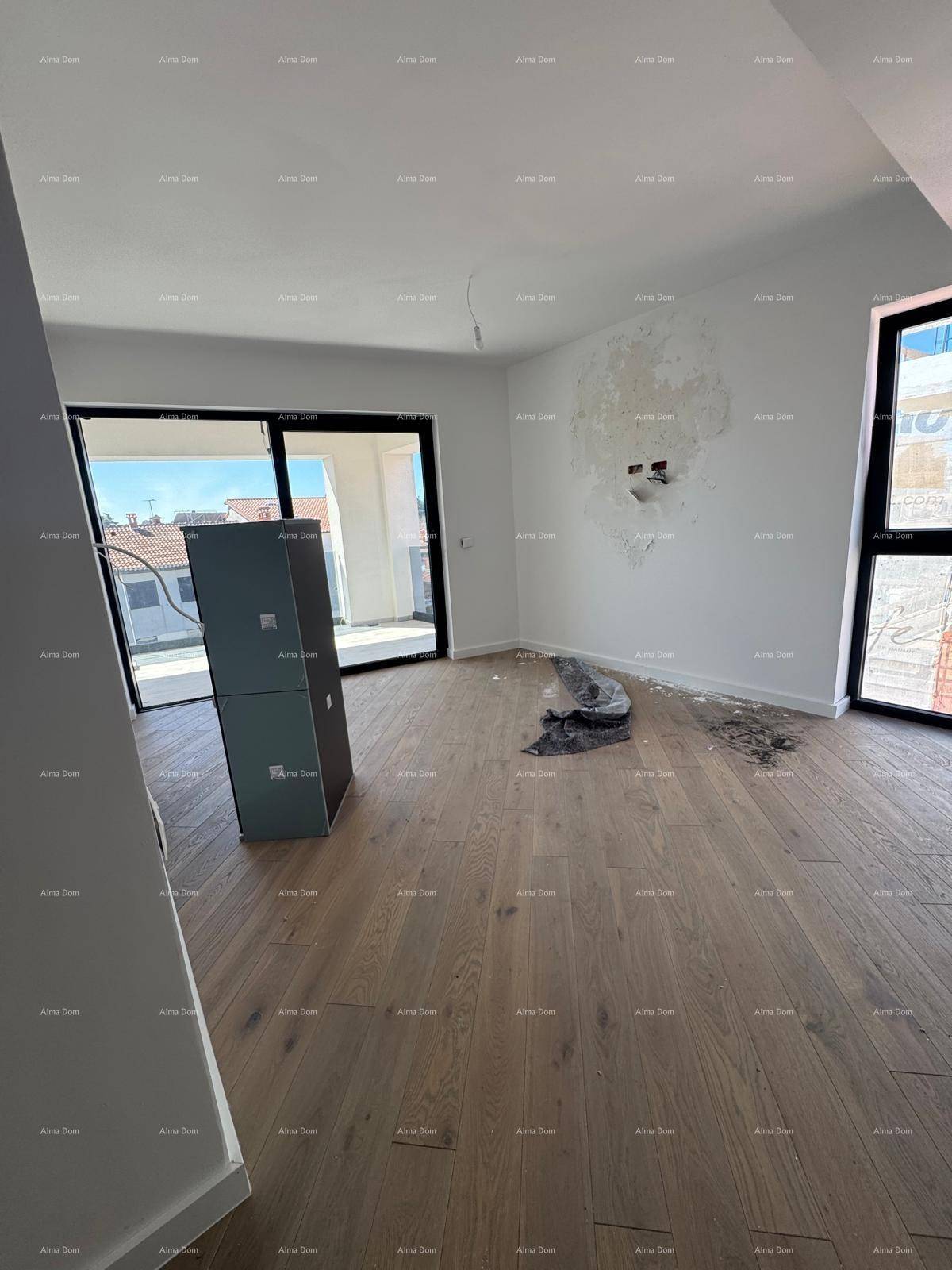 Geräumiges Wohnzimmer mit Holzboden und direktem Zugang zu einem Balkon oder einer Terrasse.