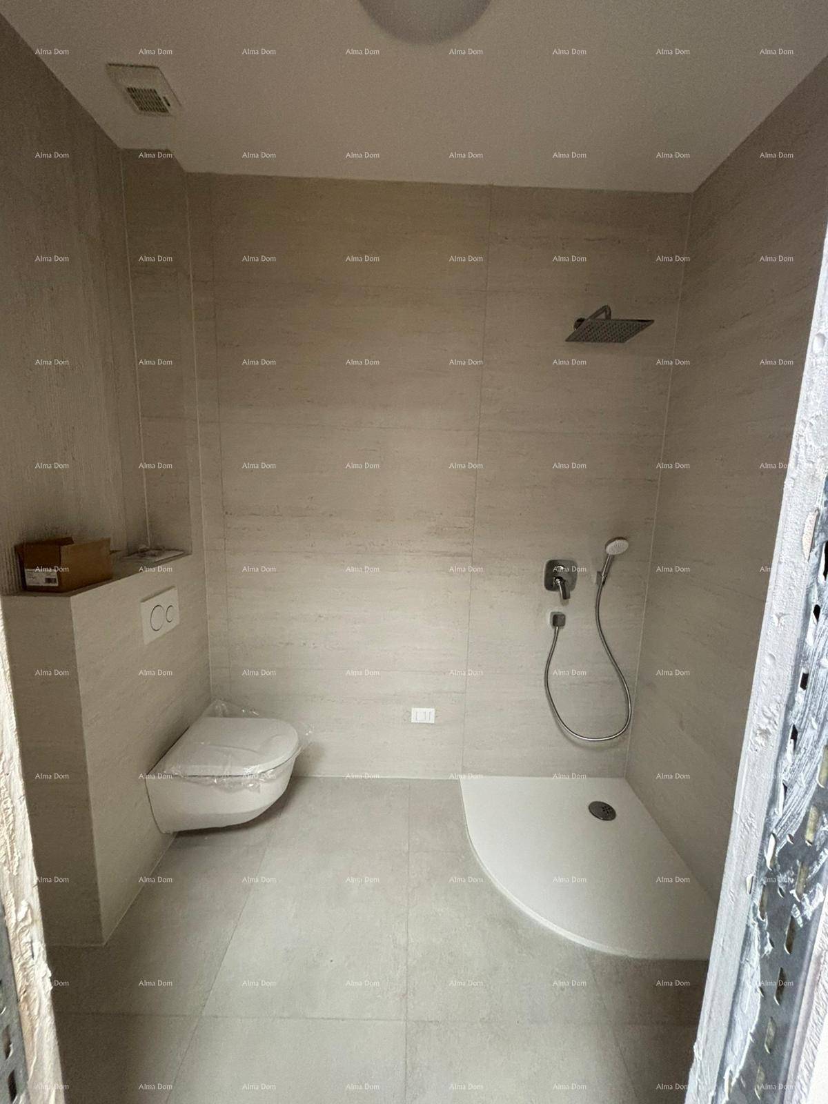 Modernes Badezimmer mit Duschbereich, wandhängendem WC und hellen, großformatigen Fliesen an Wänden und Boden.