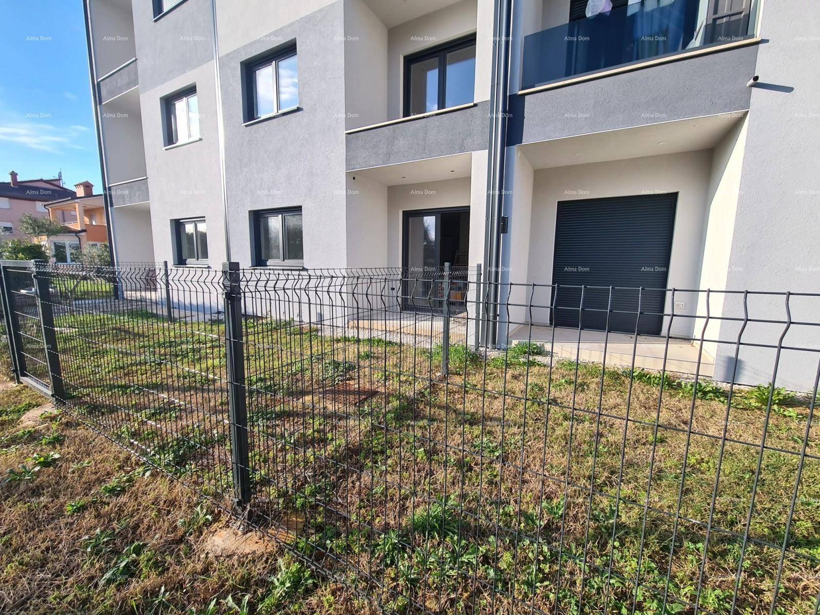 Erdgeschoss eines Neubaus mit kleinen Gartenbereichen und Zugangstüren.