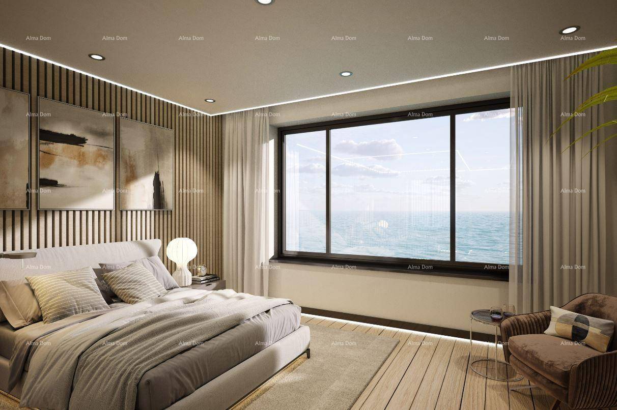 Helles Schlafzimmer mit Doppelbett, Meerblick und eleganten Vorhängen.