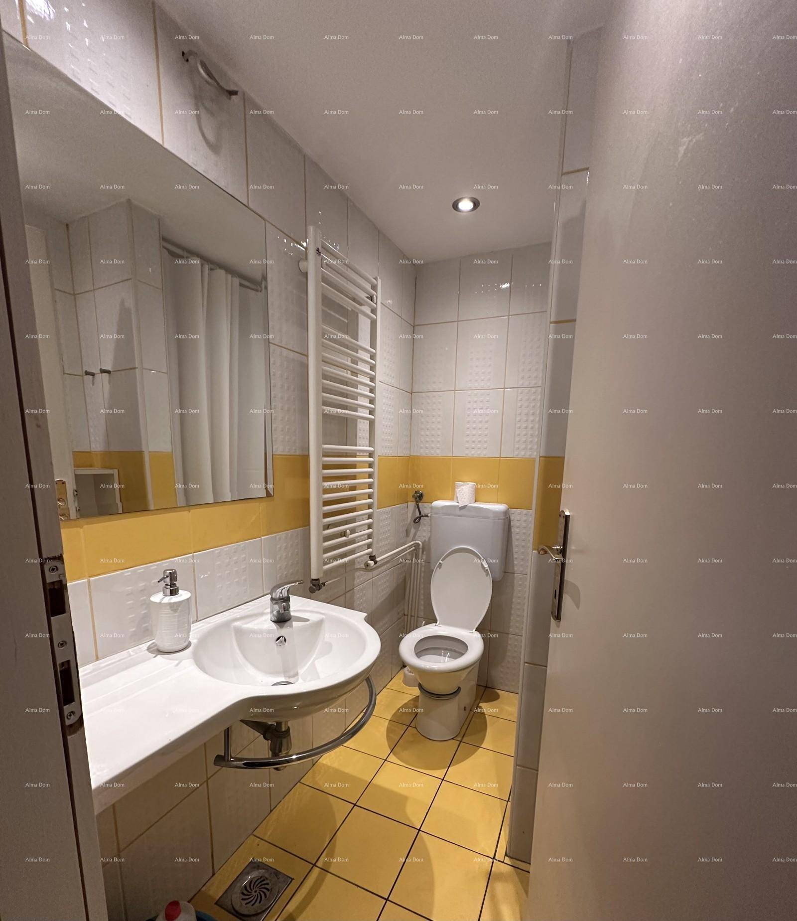 Modernes Badezimmer mit gelben und weißen Fliesen, Waschbecken und Toilette.