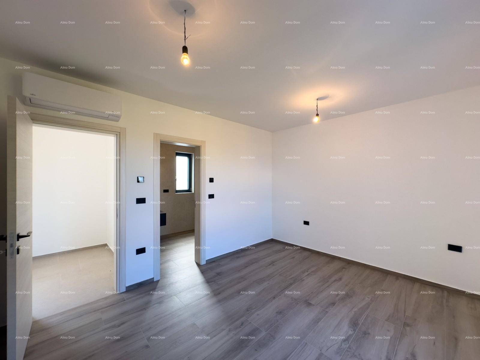 Moderne Doppelgarage mit gepflasterter Zufahrt und viel Platz für Fahrzeuge.