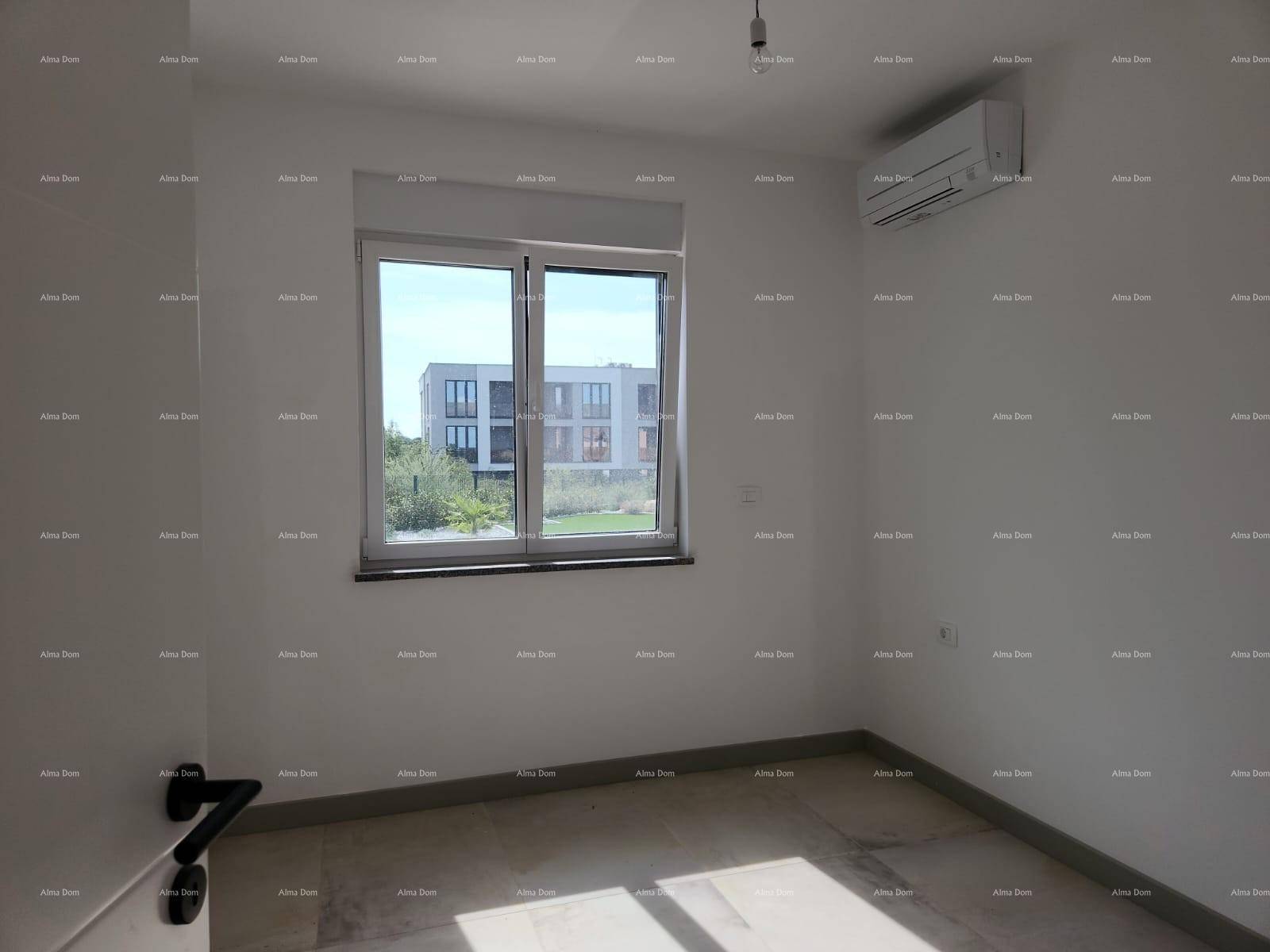 Helles Schlafzimmer mit Fenster und Blick auf die moderne Nachbarbebauung.