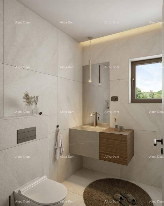 Modernes Badezimmer mit hellen Fliesen, schwebendem Waschtisch und Fenster.