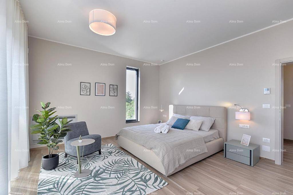 Modernes Schlafzimmer mit Doppelbett, Teppich und großem Fenster für natürliches Licht.