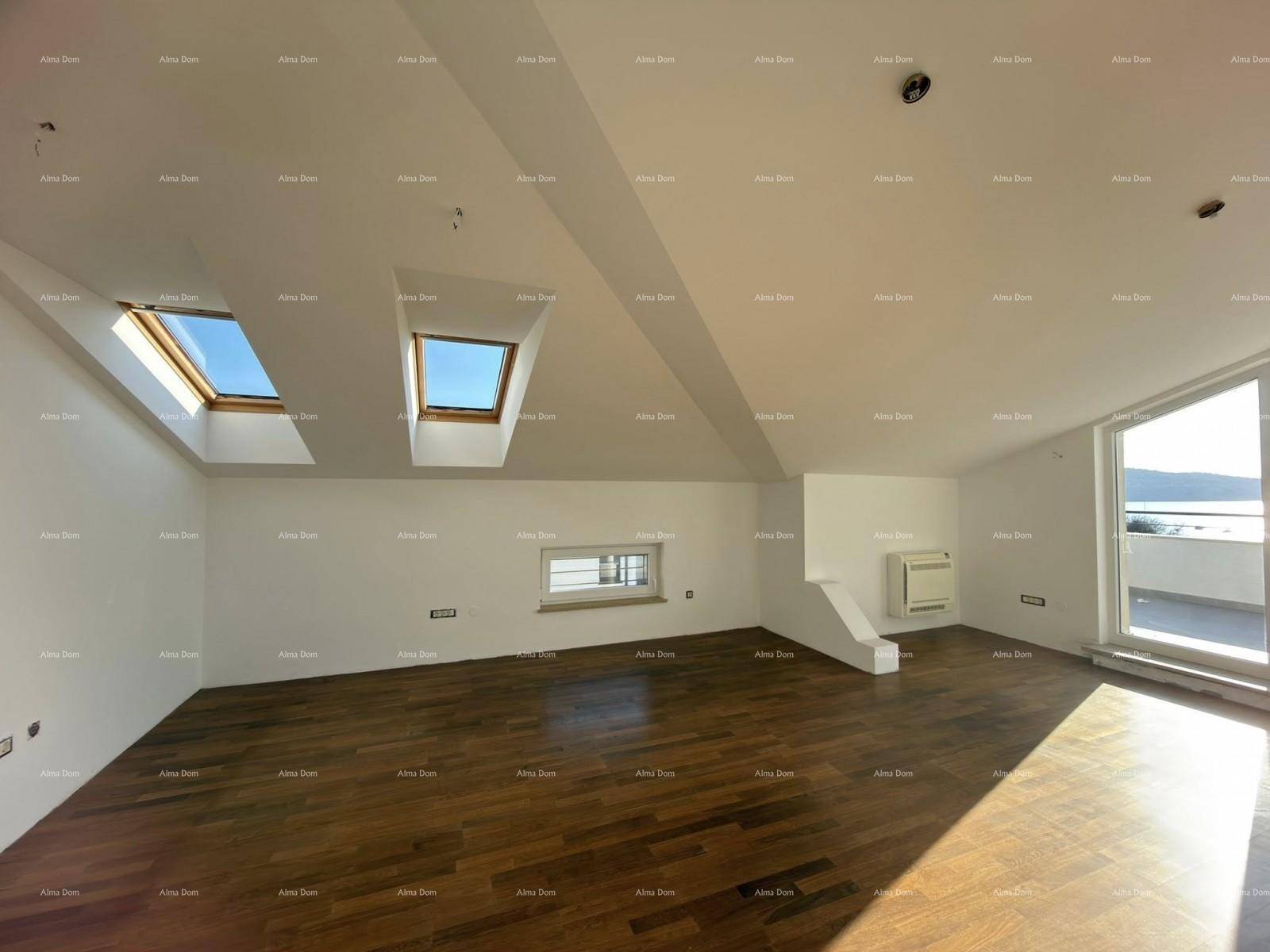 Lichtdurchfluteter Wohnraum mit zwei Dachfenstern, Holzboden und Zugang zur Terrasse.