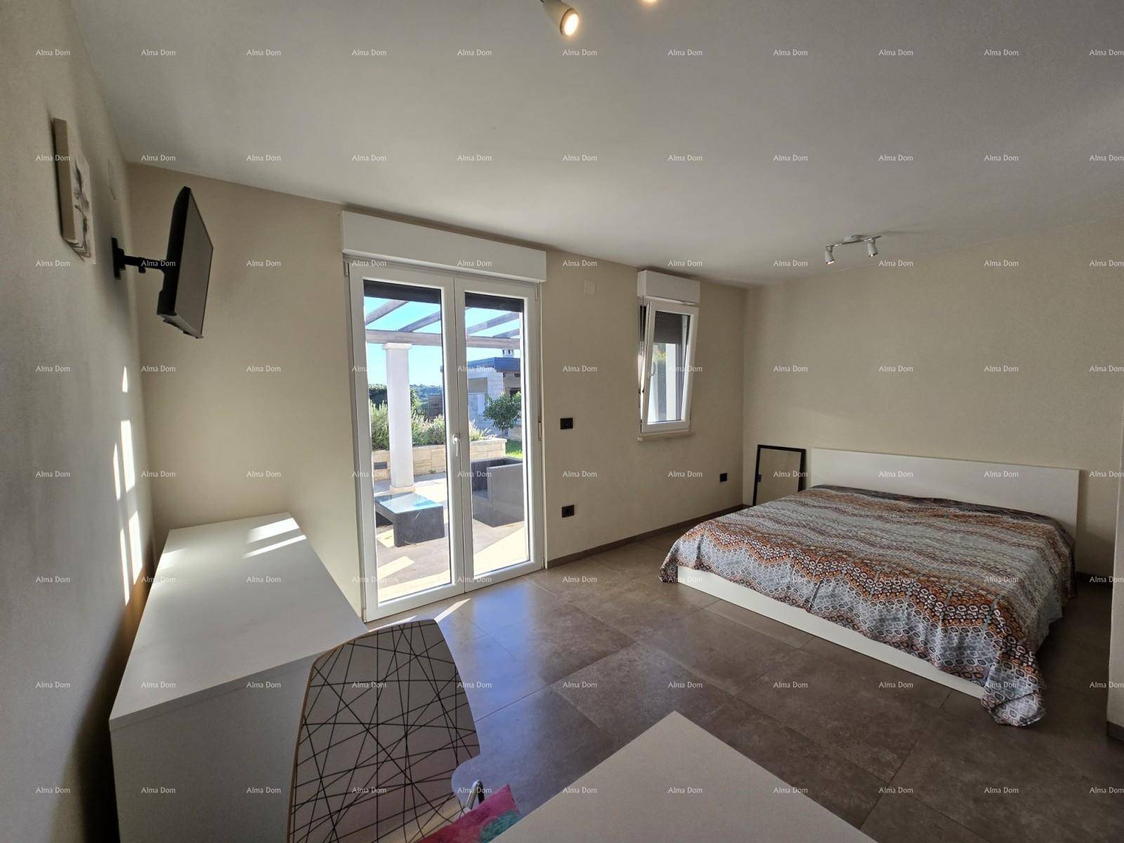Schlafzimmer mit Bett und direktem Zugang zur sonnigen Terrasse durch große Türen.