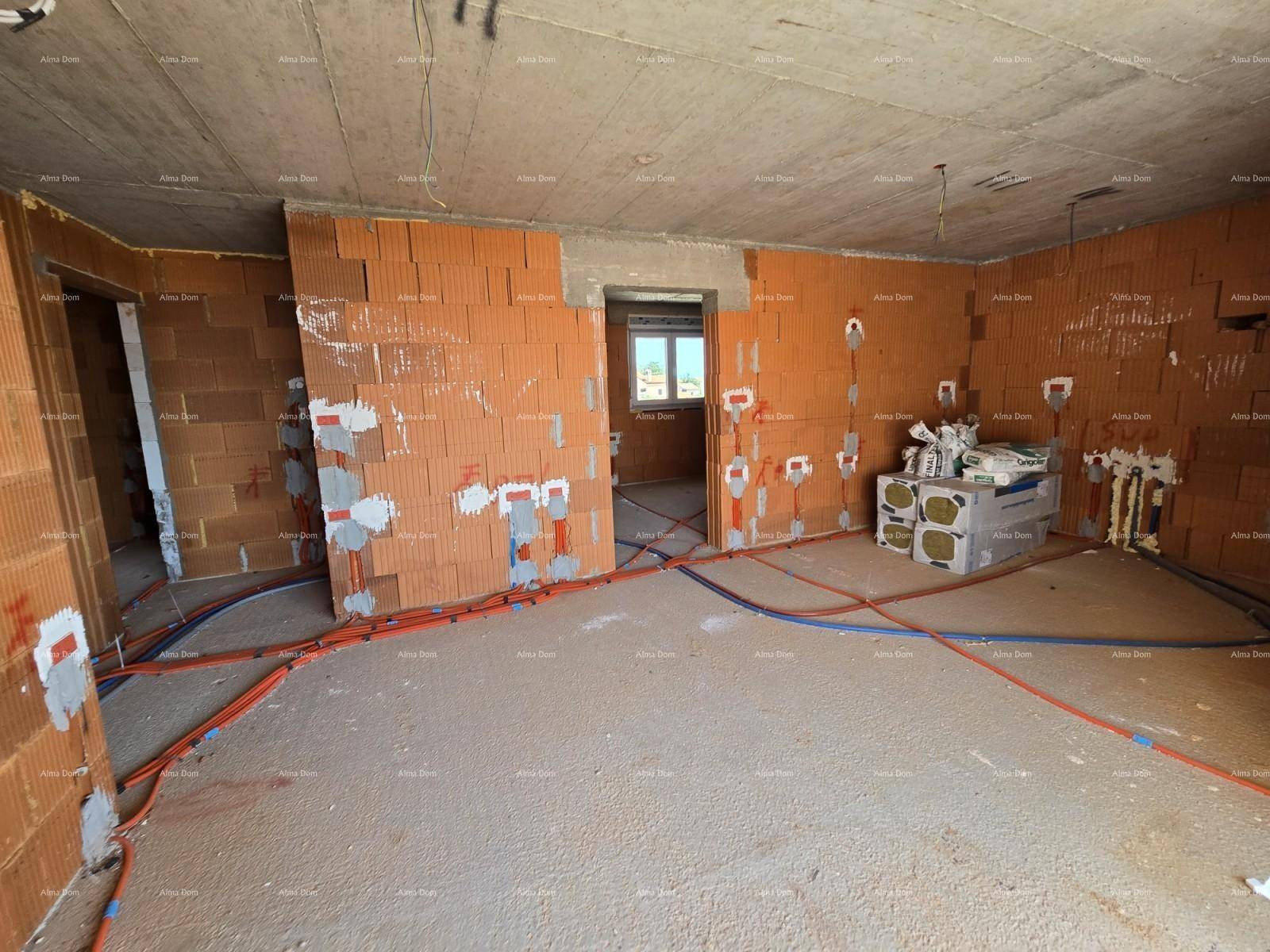 Geräumiger Rohbau-Innenraum mit unverputzten Ziegelwänden und vorbereiteten Anschlüssen für Elektrik und Sanitär.