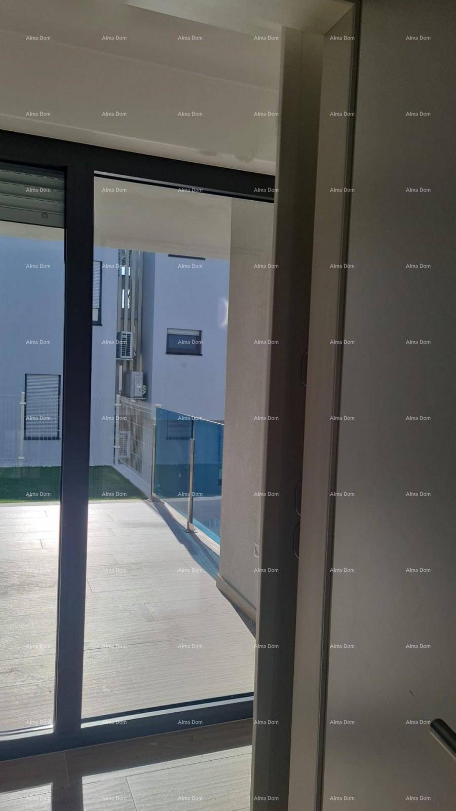 Innenansicht mit Blick auf einen Außenbereich mit Pool und moderner Architektur.