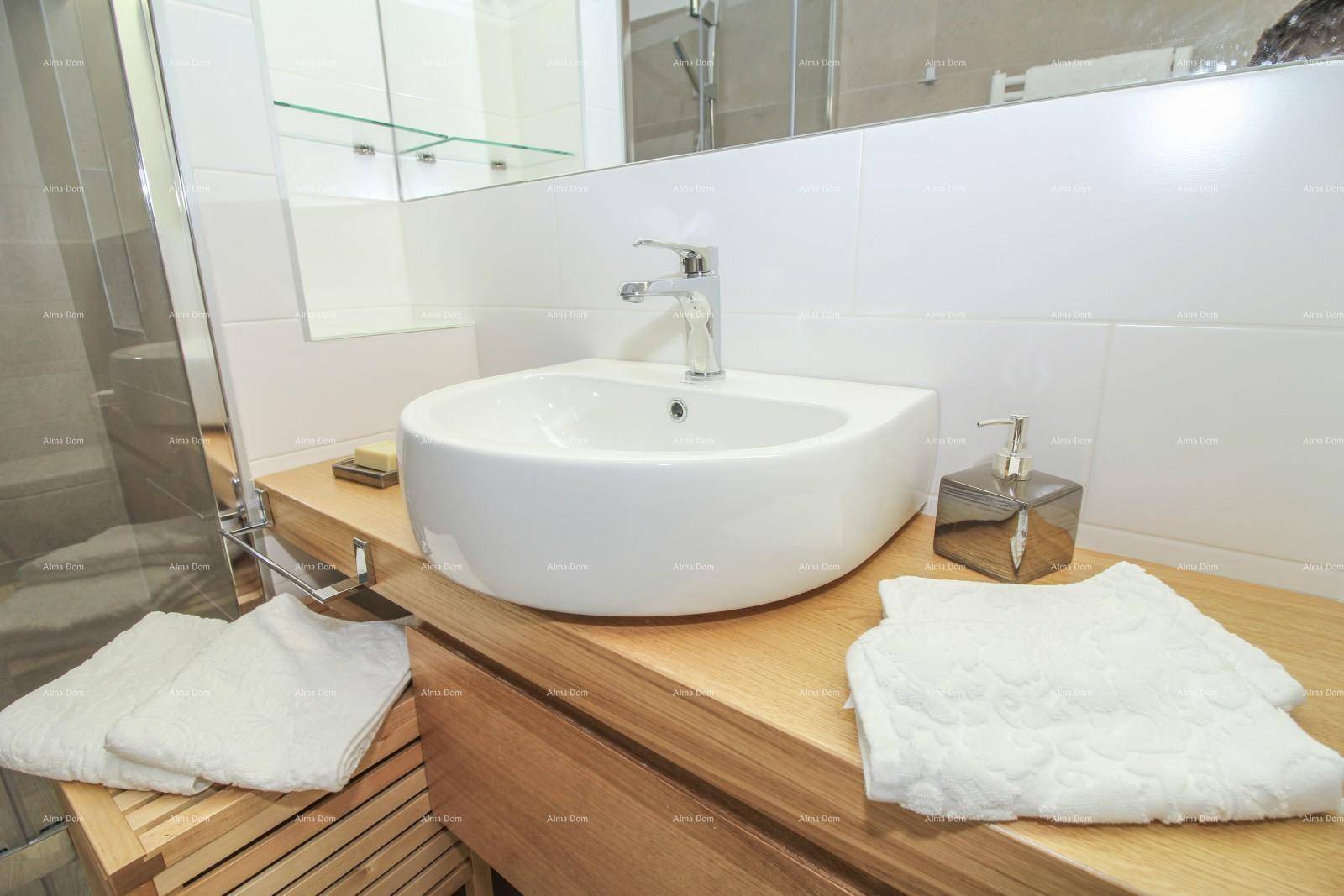Nahaufnahme des stilvollen Aufsatzwaschbeckens auf einem Holzwaschtisch im Badezimmer.
