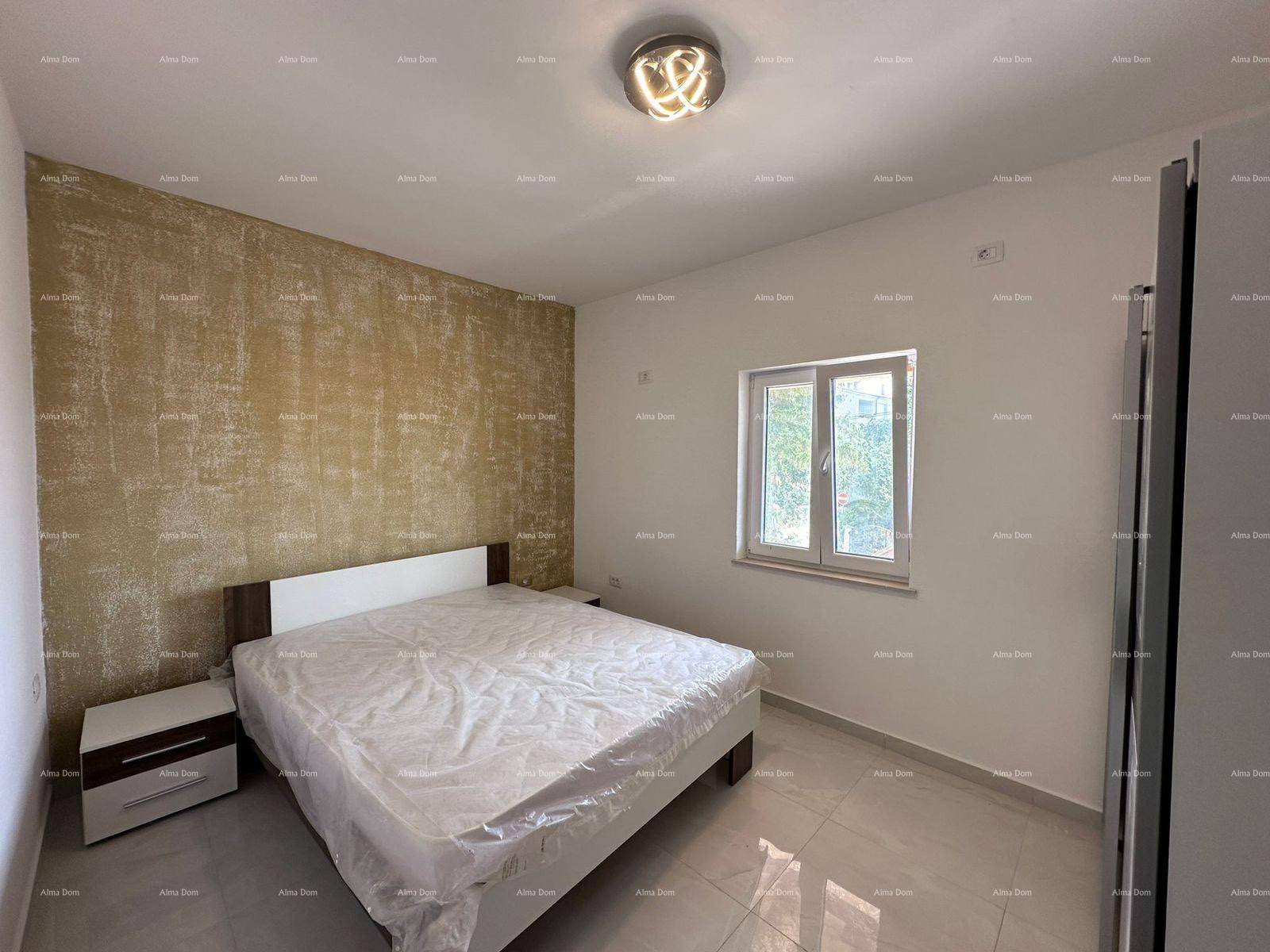 Schlafzimmer mit Doppelbett, Nachttischen und einer strukturierten Akzentwand.