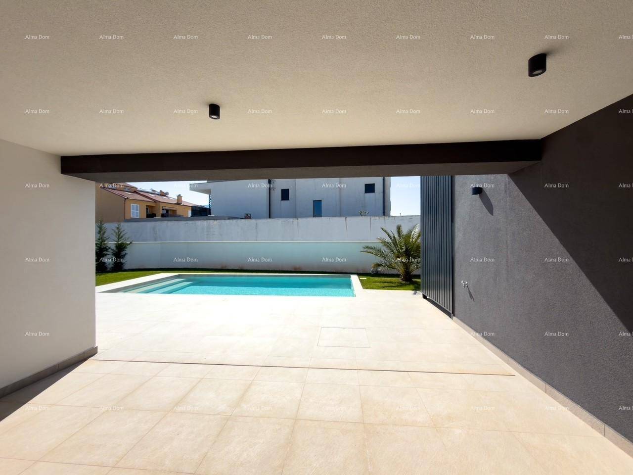 Überdachte Terrasse mit Blick auf den Pool und den Gartenbereich.