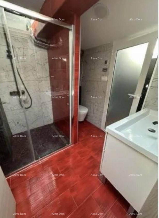 Helles Badezimmer mit Duschkabine, Toilette und modernem Waschtisch, roter Fliesenboden.