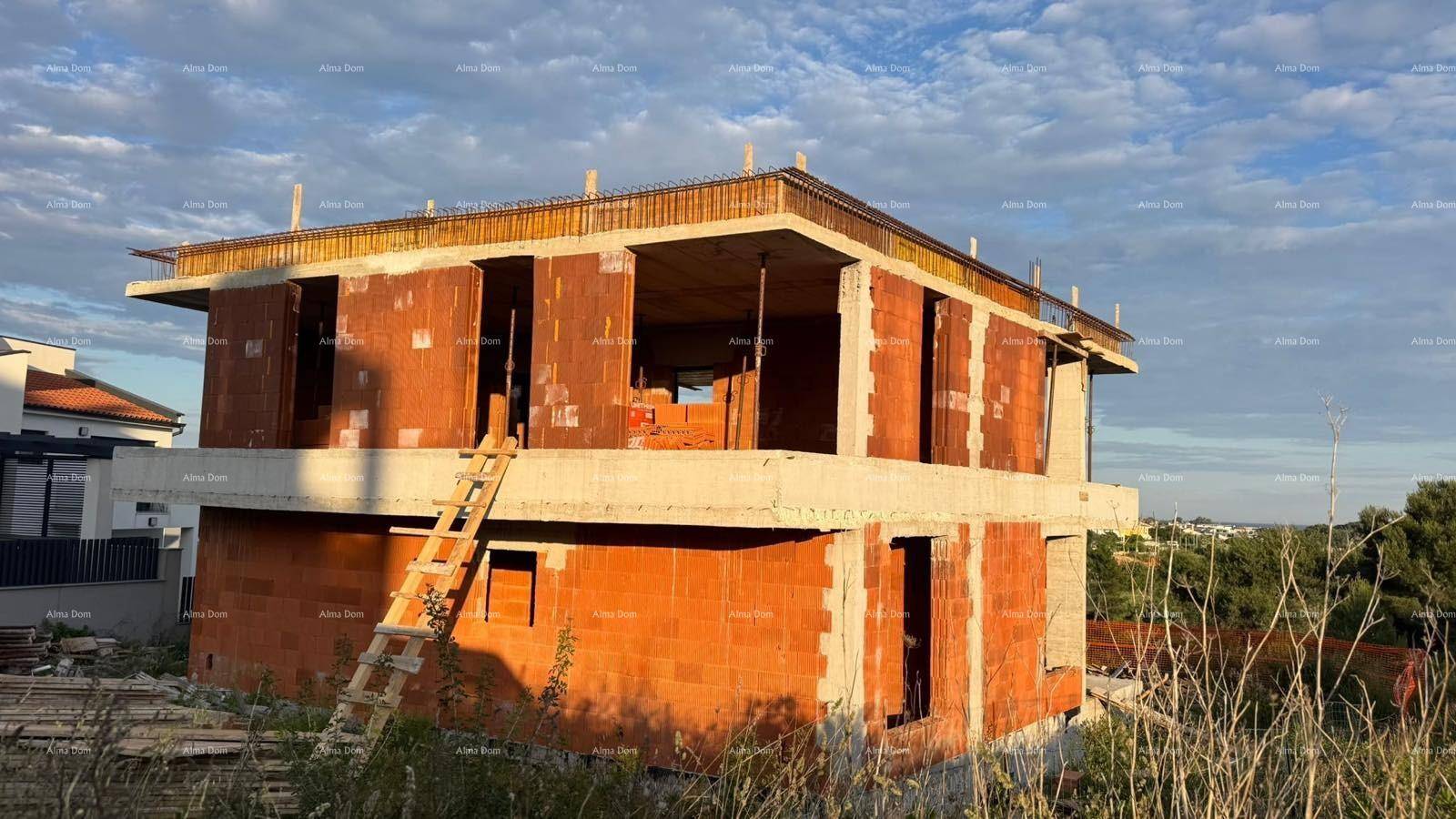 Seitenansicht des im Bau befindlichen Hauses mit sichtbaren Ziegelwänden und einer Holzleiter.