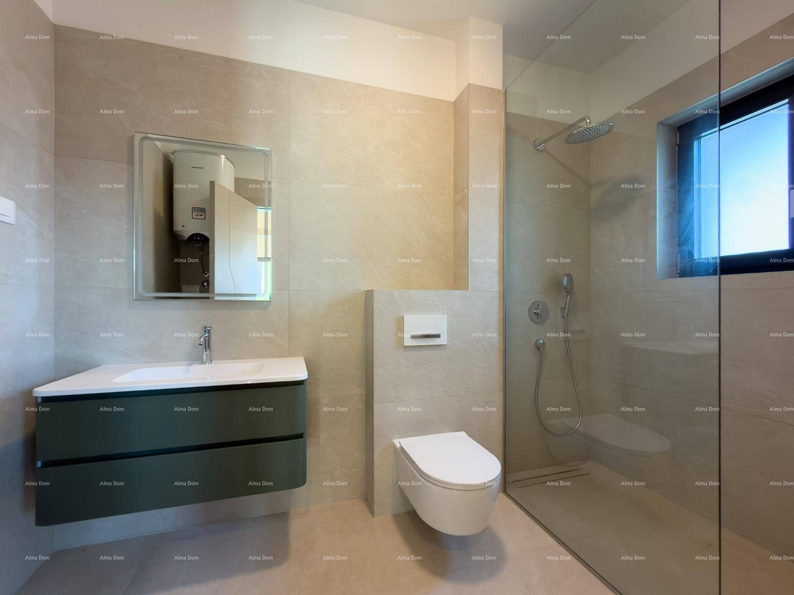 Modernes Badezimmer mit begehbarer Dusche, Wand-WC und schwebendem Waschtisch.