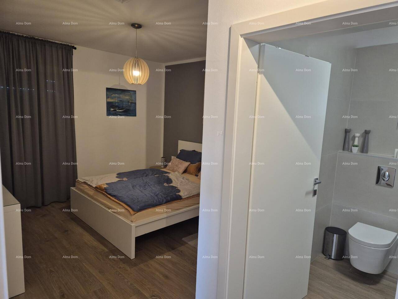 Schlafzimmer mit Zugang zu einem modernen Badezimmer mit WC und Dusche.