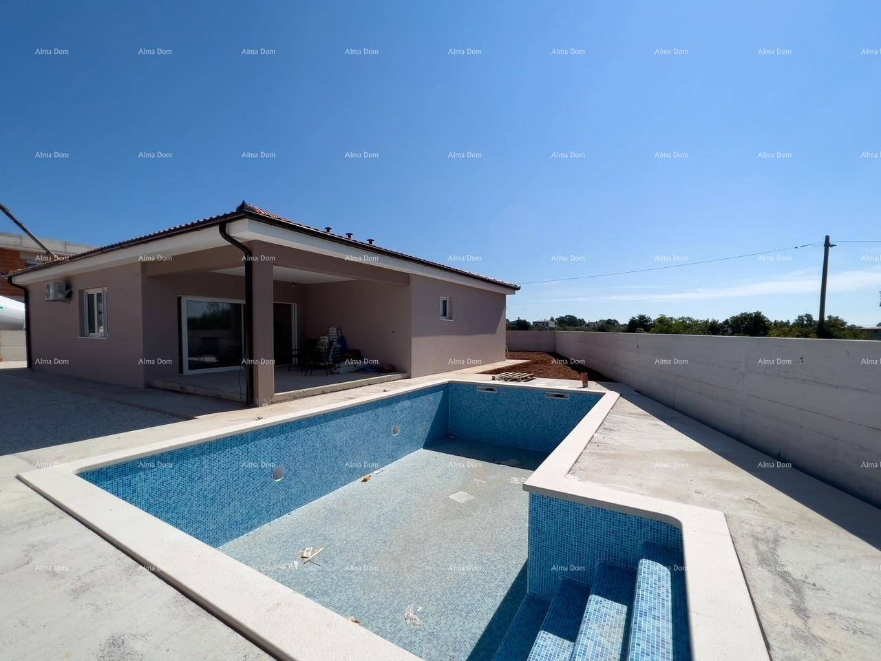 Außenansicht eines modernen Hauses mit einem leeren Schwimmbecken und einer überdachten Terrasse.