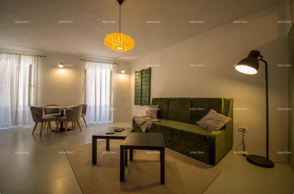 Geräumiger Wohn-Essbereich mit viel Tageslicht, Sofa und Esstisch.