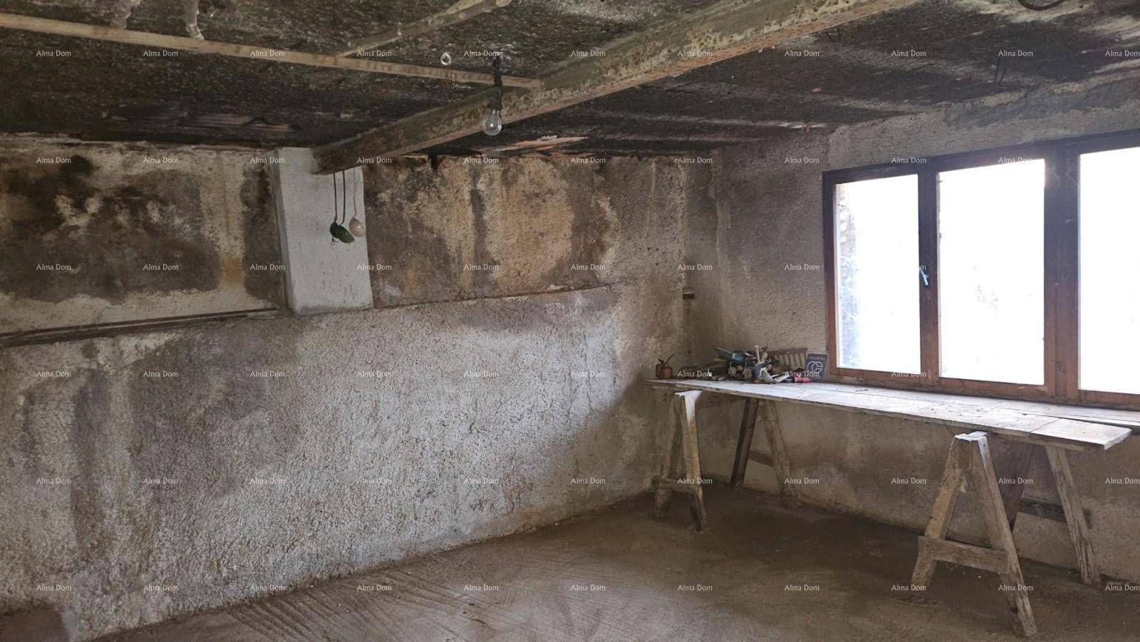 Kellerraum mit Fenster und provisorischer Werkbank, geeignet für handwerkliche Tätigkeiten.