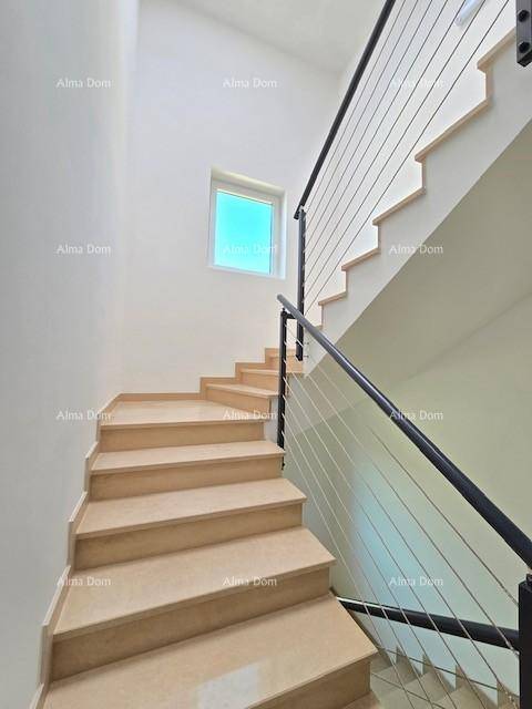 Moderne Treppe mit Holzstufen und elegantem Metallgeländer, die die Etagen stilvoll verbindet.