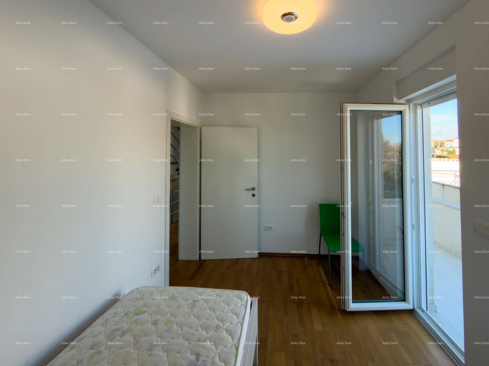 Geräumiges Schlafzimmer mit Holzboden und viel Tageslicht.