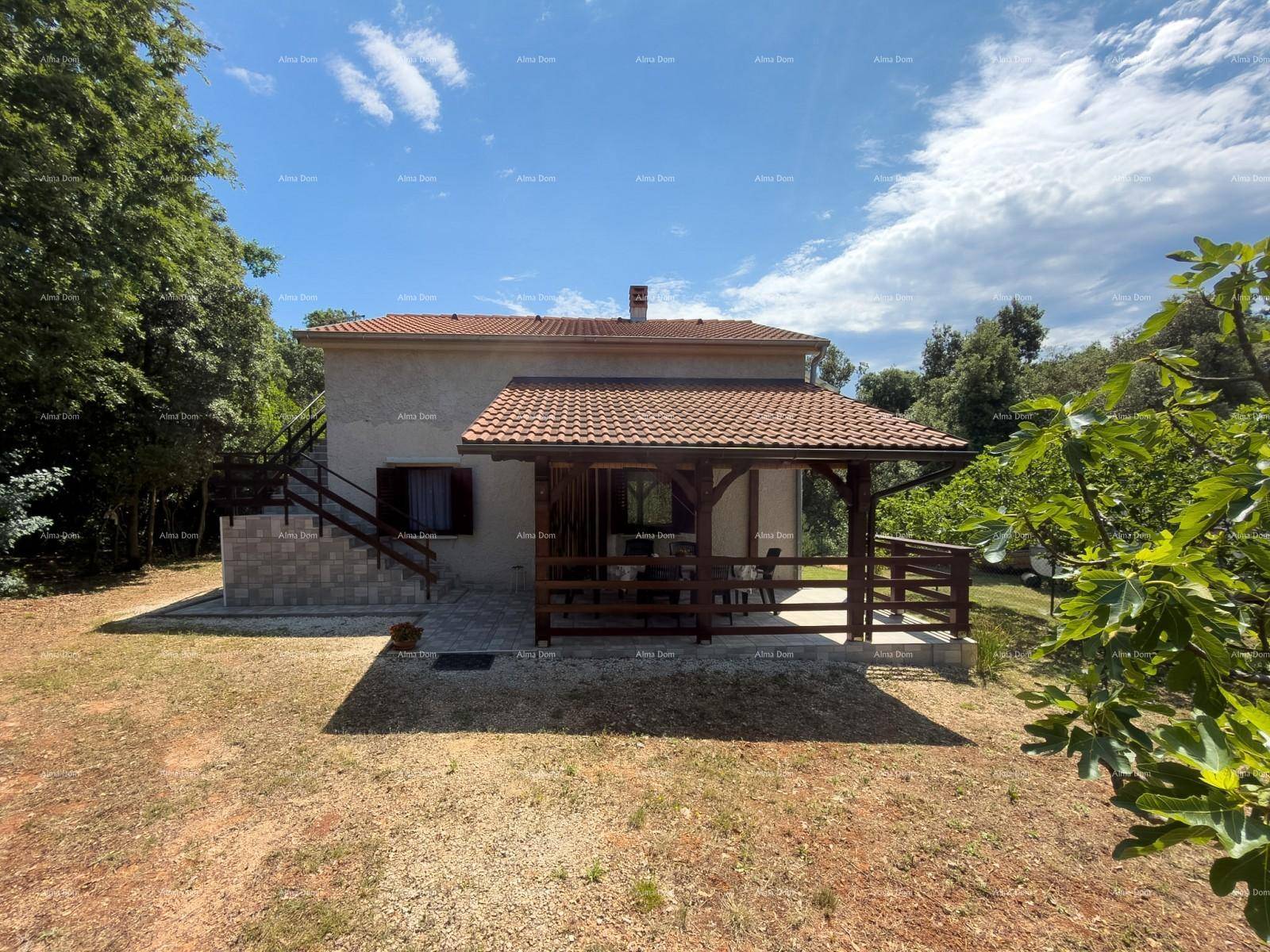 Freistehendes Haus mit überdachter Terrasse und weitläufigem Garten in ländlicher Umgebung.