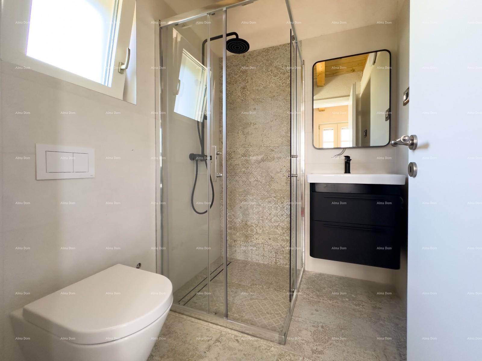 Modernes Badezimmer mit Duschkabine, Hänge-WC und schwarzem Waschtisch.