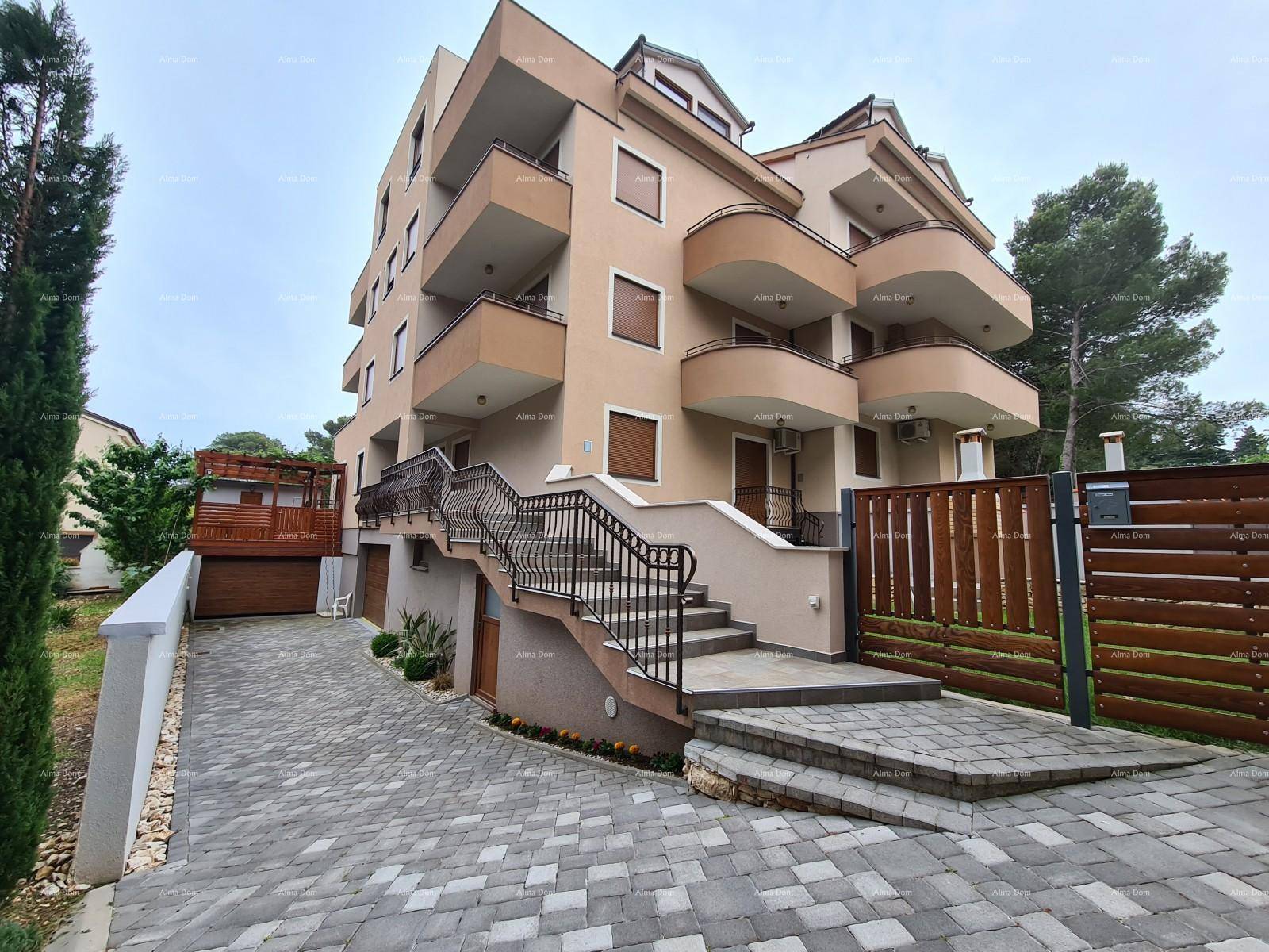 Modernes Mehrfamilienhaus mit mehreren Balkonen, Außentreppe und gepflegtem Eingangsbereich.