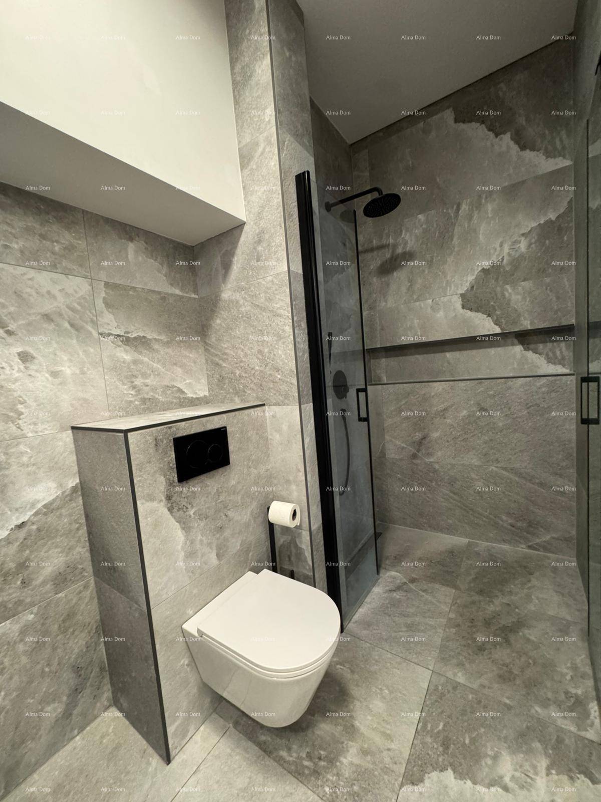 Modernes Badezimmer mit grauen Fliesen, wandhängendem WC und begehbarer Dusche.