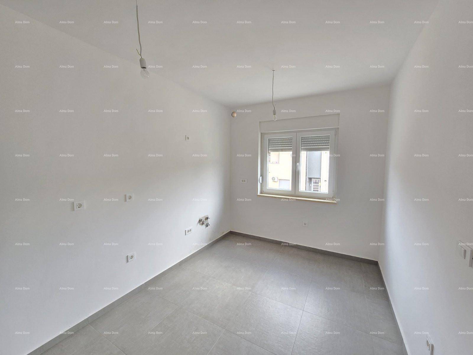 Helles Schlafzimmer mit grauen Fliesen, weißen Wänden und einem Fenster mit Rollladen.