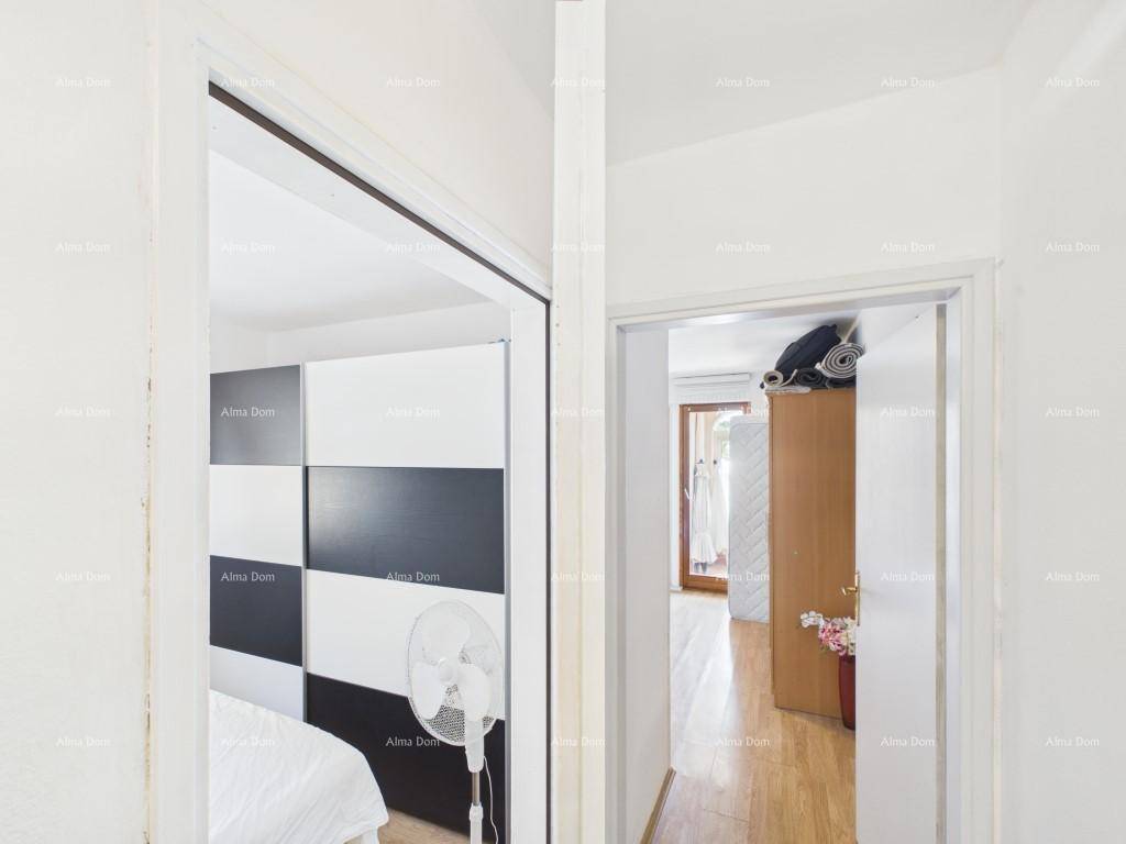 Flur mit Blick in zwei Schlafzimmer, eines mit modernem Kleiderschrank, das andere mit Holzschrank.