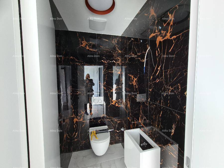 Stilvolle Gästetoilette mit dunklen Marmorfliesen und modernem Wand-WC.