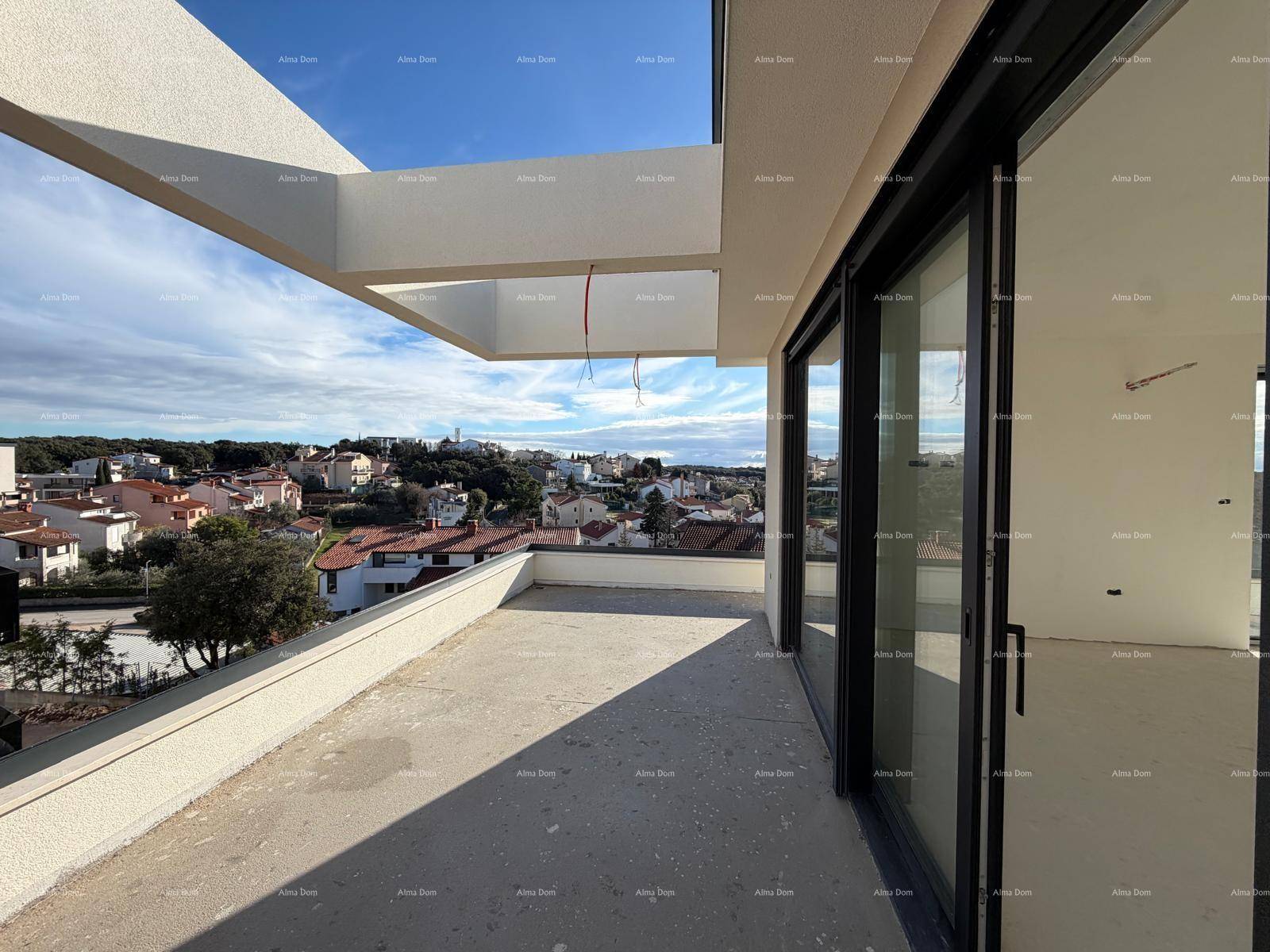 Geräumige Terrasse im Bau mit weitem Blick über die Stadt und die Umgebung.