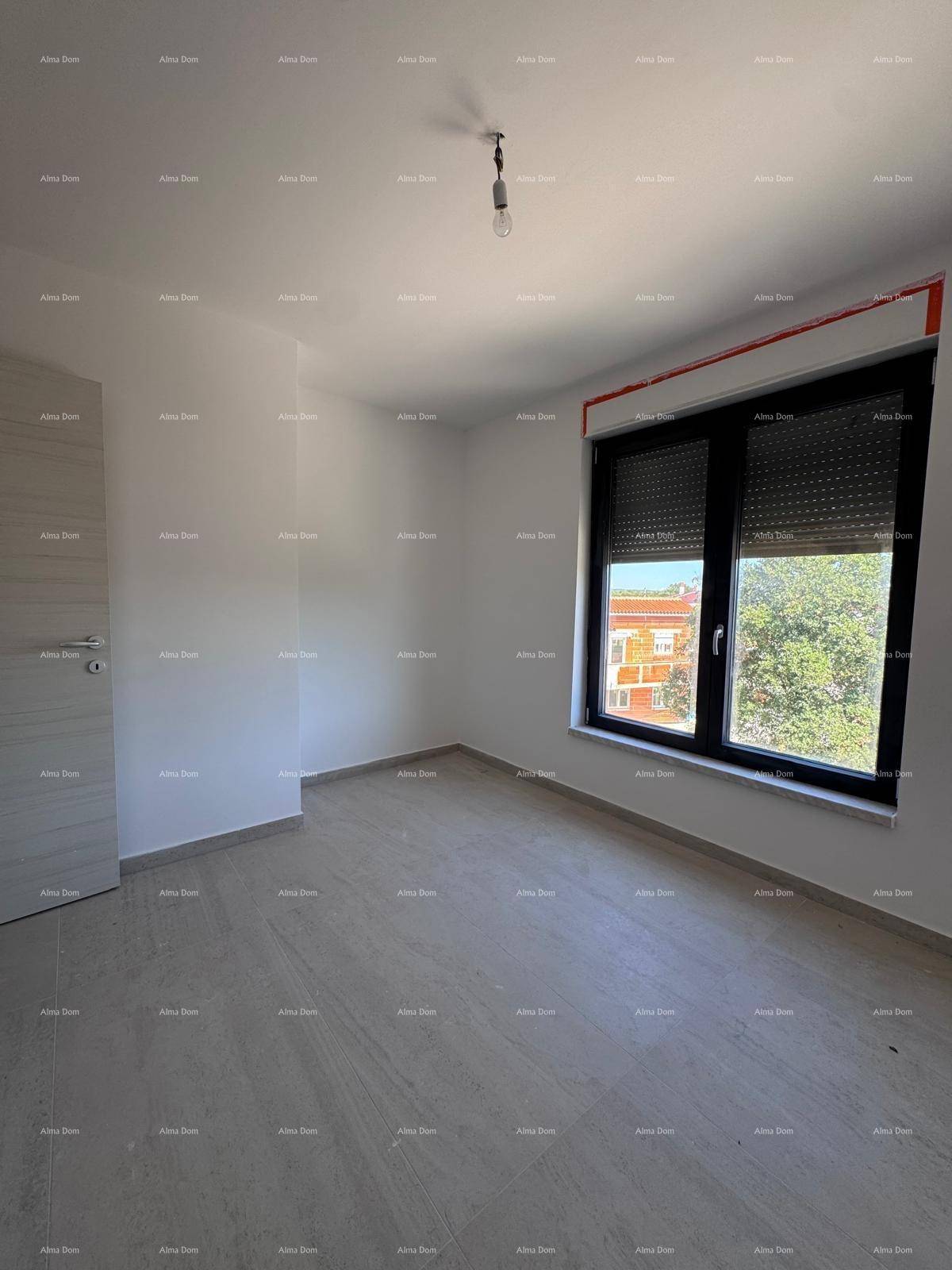 Helles Schlafzimmer mit modernen Fliesen, weißen Wänden und Fenster mit integrierten Rollläden.