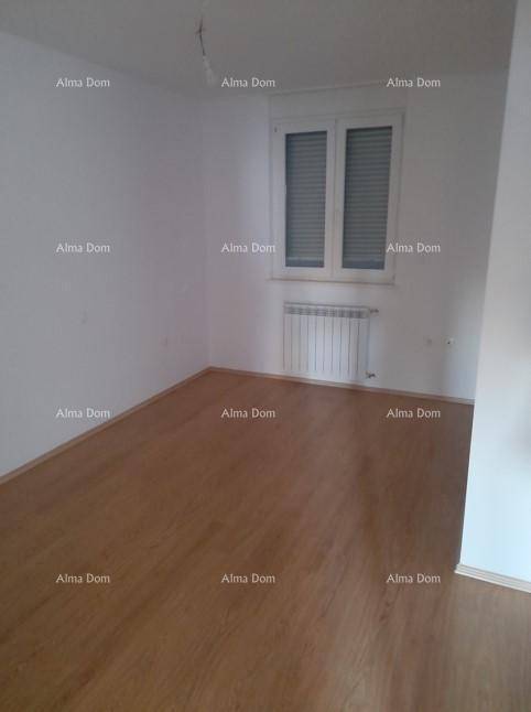 Helles Schlafzimmer mit Holzboden, weiß gestrichenen Wänden und Fenster mit Rollläden.