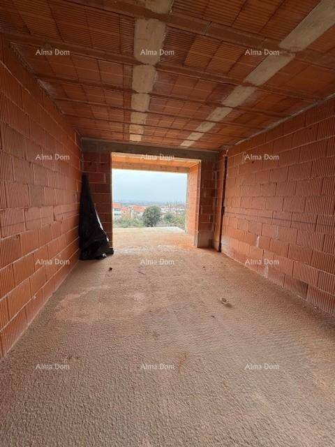 Rohbau-Innenraum mit Ziegelwänden und einer großen Öffnung zu einem zukünftigen Balkonbereich.
