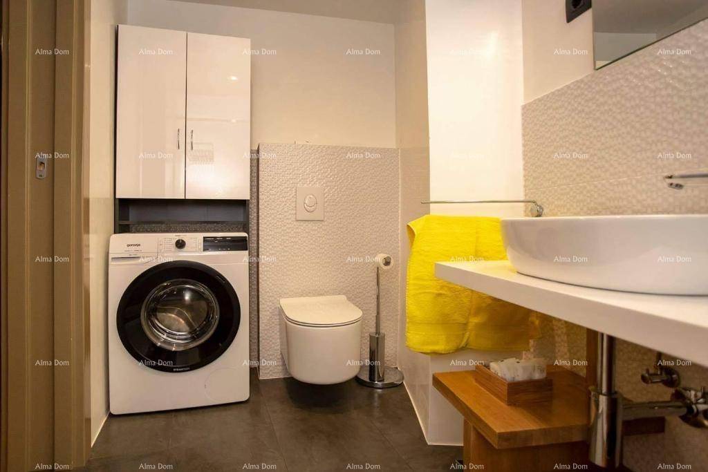 Modernes Badezimmer mit Toilette, Waschmaschine und stilvollem Waschbecken, praktisch und funktional eingerichtet.