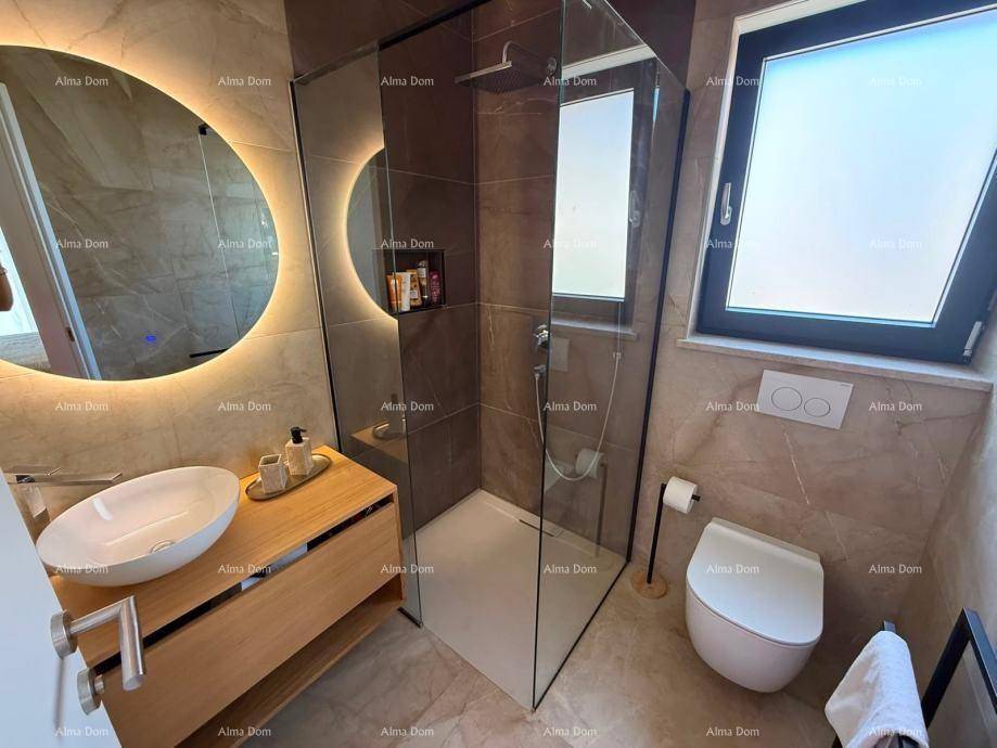Elegantes Badezimmer mit begehbarer Dusche, modernem Waschtisch und Fenster für natürliche Belüftung.