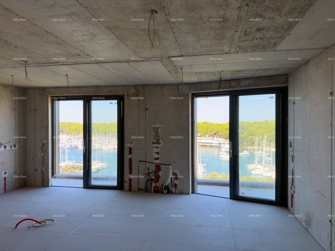 Rohbau-Wohnzimmer mit großen Fenstern, die einen direkten Blick auf den belebten Yachthafen ermöglichen.