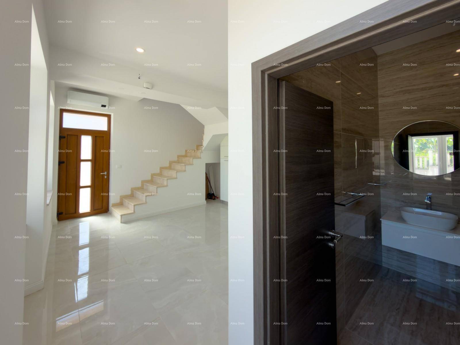 Collage aus offenem Wohnbereich mit Treppe und Detailansicht eines modernen Badezimmers.